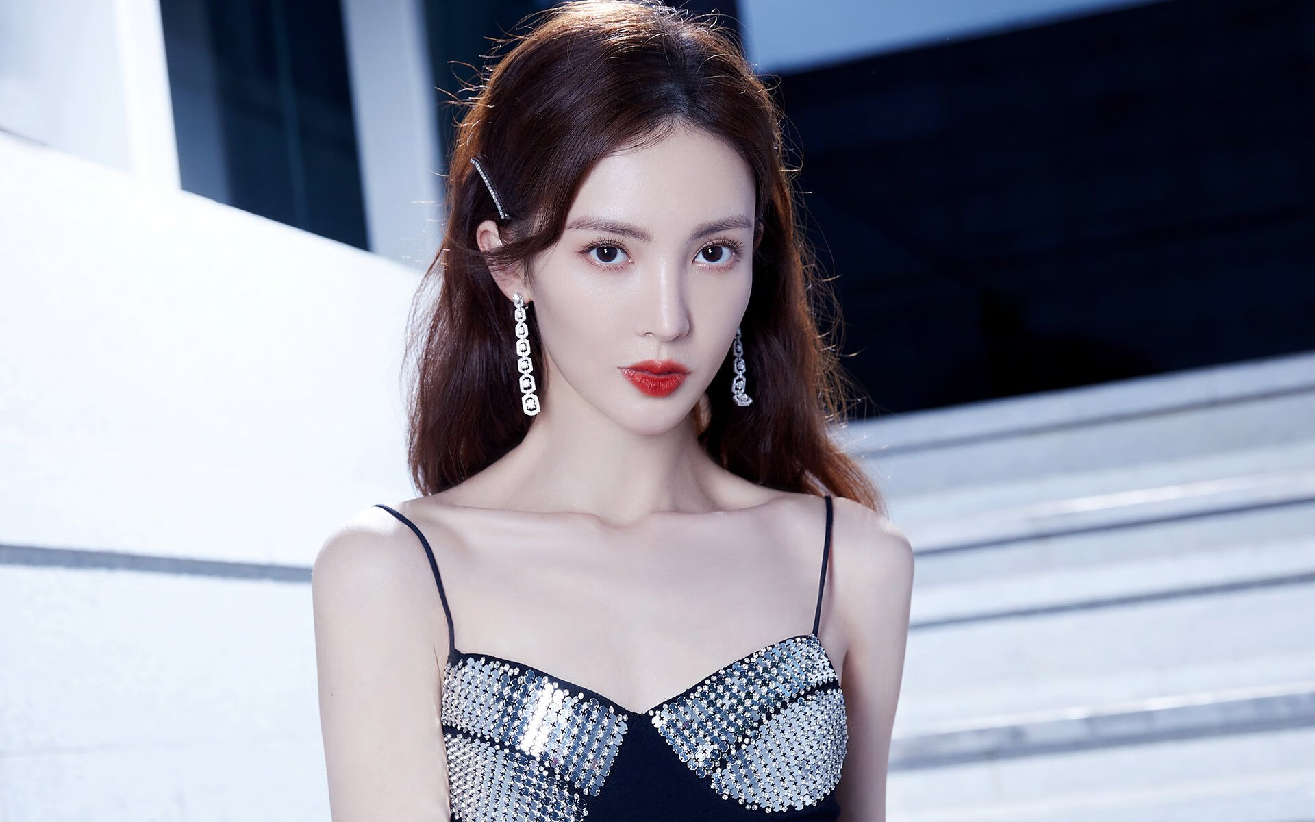 体育场上格局激烈,双方势均力敌拼尽全力,体育场场景