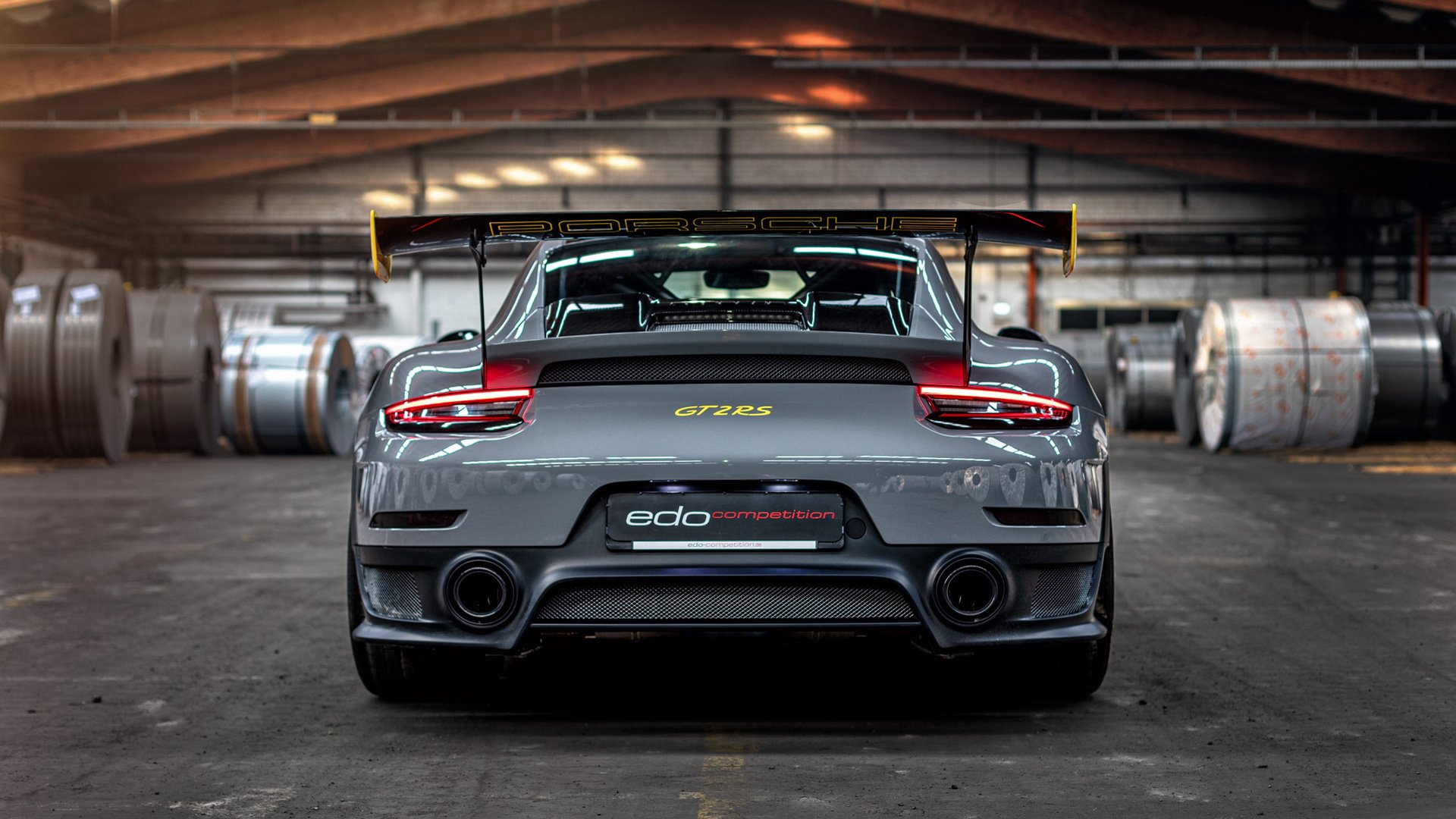 比赛中球员们拼尽全力,为球队争取胜利,球员们正在为比赛做准备